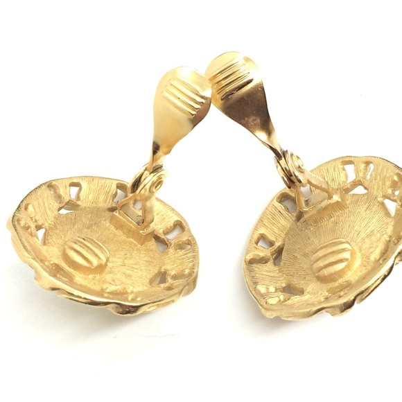 VINTAGE MONET BUTTON CLIP-ON EARRINGS DOMED SNAIL CHAIN GOLD TONE BRUSHED SHINY - Picture 12 of 12